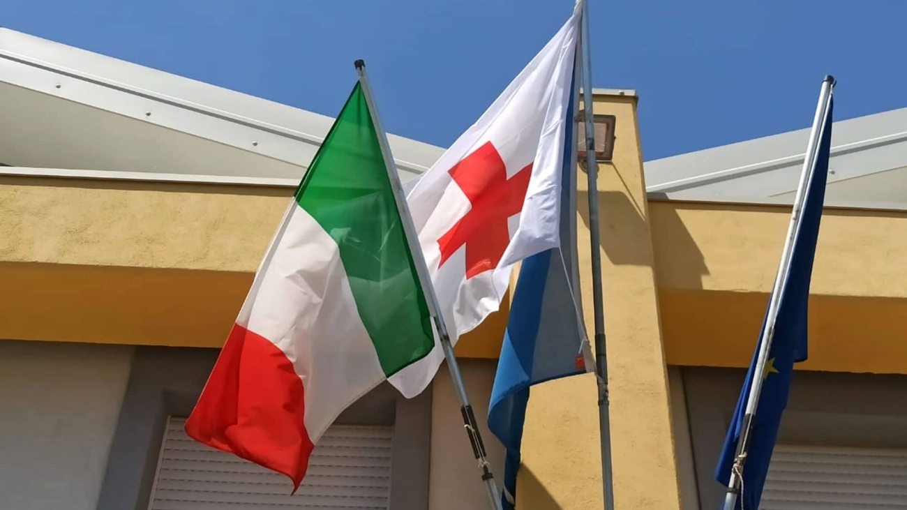Bandiera Croce Rossa su Comune di Villapiana (CS)